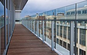 balcon avec garde-corps vitré