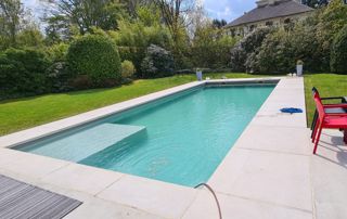 piscine rectangulaire dans un jardin