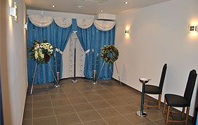 rideaux bleus dans un funerarium