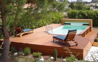 terrasse surélevée en bois avec petite piscine