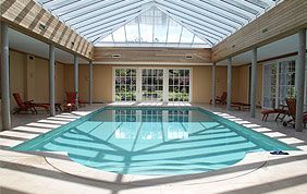 piscine privée intérieure avec toit vitré