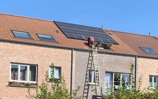 pose de panneaux solaires sur toiture en tuiles