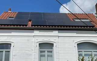 panneaux solaires photovoltaïques noirs