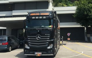 camion garé devant le siège social d'Abbeloos