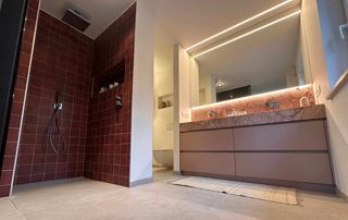 salle de bain avec douche italienne