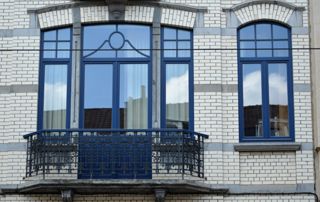 fenêtres en bois repeintes en bleu foncé