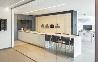 cloison vitrée donnant sur la cuisine