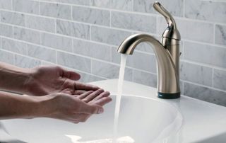 robinet qui coule pour se laver les mains