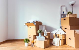 piles de cartons de déménagement