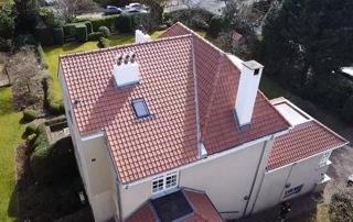 maison avec couverture en tuiles