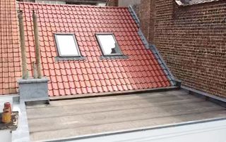 plateforme devant toit en tuiles