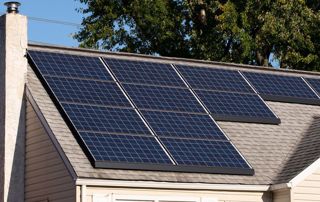 panneaux solaires noirs sur toiture