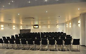 assemblée de chaises dans une salle