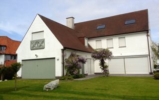 rafraîchissement peinture extérieure d'une maison à Uccle