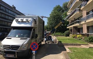 camion de déménagement avec lift devant un immeuble à Uccle