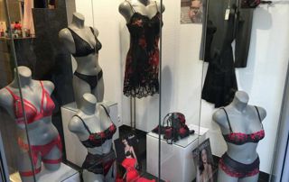 nuisettes et sous-vêtements rouges et noirs