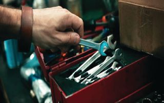 plombier prenant ses outils
