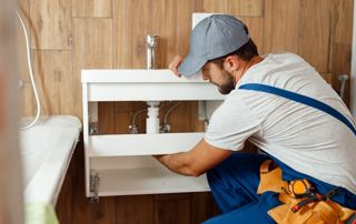plombier installant un lavabo