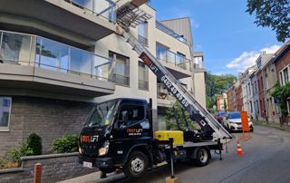 camion lift dans quartier résidentiel