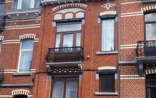 façade d'immeuble en briques