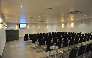 assemblée de chaises dans une salle