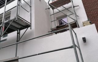 maison avec échafaudage pour travaux de façade