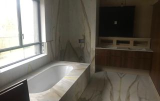 salle de bain avec baignoire