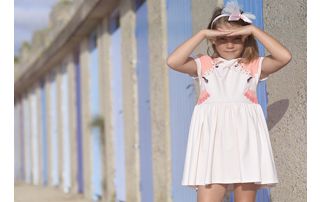 petite fille en robe blanche