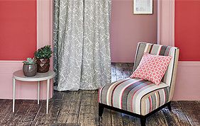 tenture de séparation grise à motifs avec fauteuil en tissu