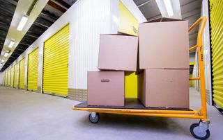 cartons sur chariot dans un garde-meubles