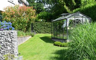 jardin avec serre et clôture gabions