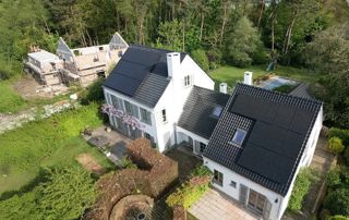 panneaux solaires posés sur un toit incliné