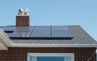 maison avec panneaux photovoltaïques sur le toit