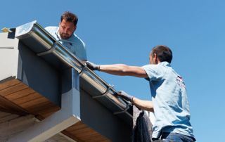 couvreurs au travail