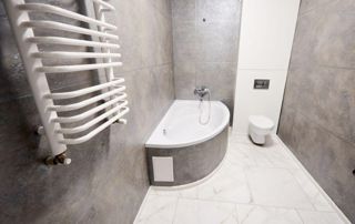 petite salle de bain avec baignoire et WC