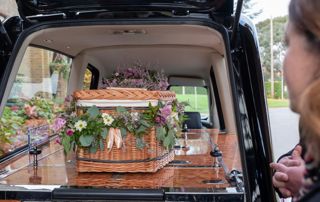 corbillard avec cercueil bio