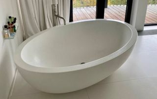 baignoire blanche moderne