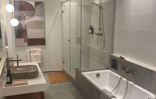 salle de bain avec douche et baignoire