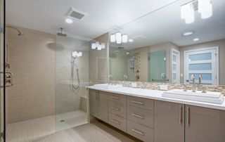 salle de bain avec miroir sur mesure