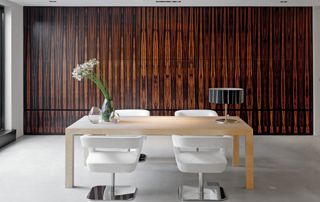 salon avec rangement intégré dans le mur