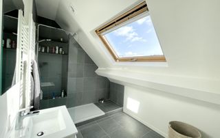 Salle de bain avec douche et évier