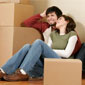 jeune couple avec cartons de déménagement