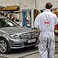garagiste qui répare une mercedes