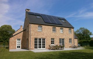 maison moderne avec panneaux solaires