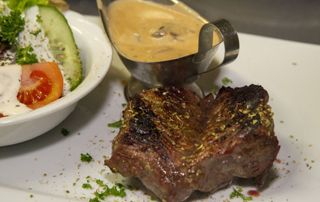 pavé de boeuf avec salade et sauce