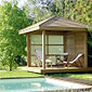 Abri de jardin avec mobilier à côté d'une piscine