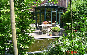 jardin avec étang et véranda