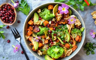 Salade équilibrée avec des brocolis de l'avocat et des carottes