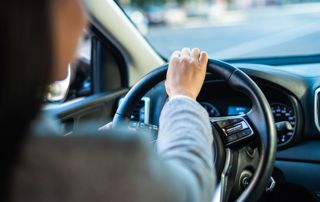 Une élève au volant d'une voiture