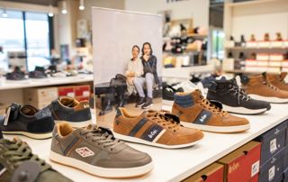 chaussures Lee Cooper dans magasin Pronti